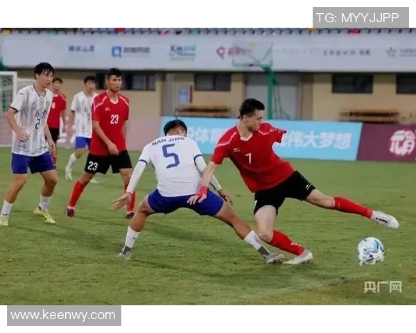 铁血激情足球球星猛男驰骋绿茵场展现力量与速度魅力